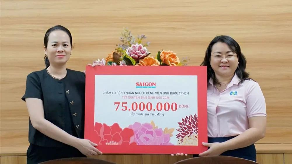 《西贡解放报》代表向胡志明市肿瘤医院贫困癌症患者捐赠7500万元。