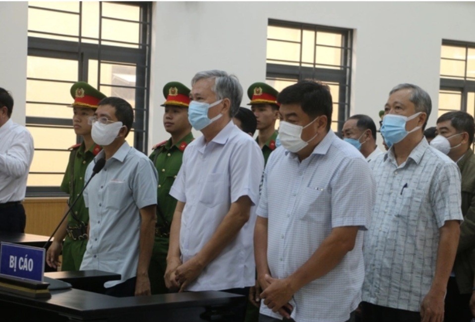 出庭受审的被告。