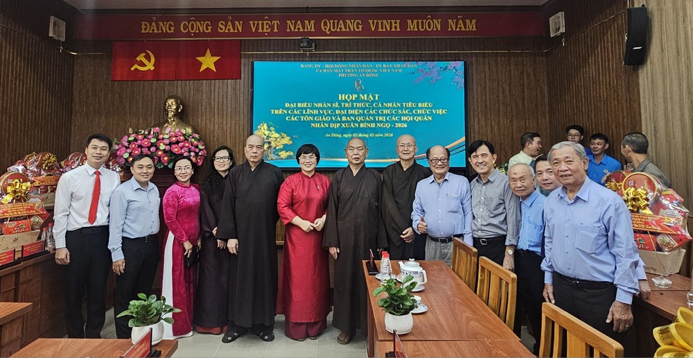 安东坊领导与模范代表新春聚会。