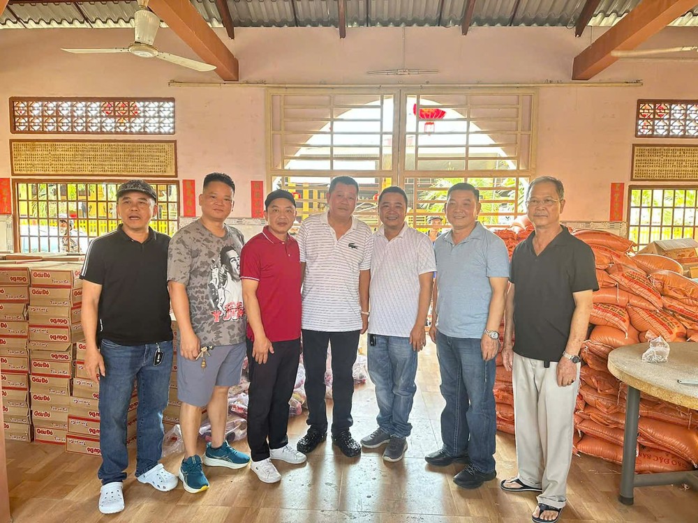 同奈省定馆富和乡华人乡亲岁末慈善送暖活动。