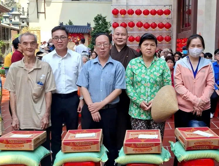 堤岸坊配合宝山寺关照华人同胞、孤寡老人、残疾人士。