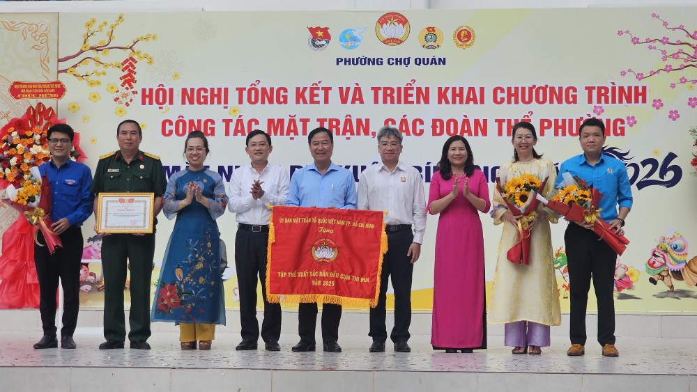 左关坊越南祖国阵线委员会荣获市越南祖国阵线委员会颁发的锦旗。