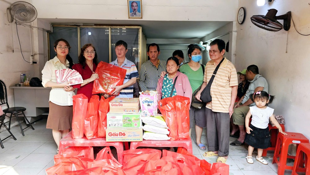 新慈念外语中心开展“情义春节，爱心同行”慈善关爱活动。