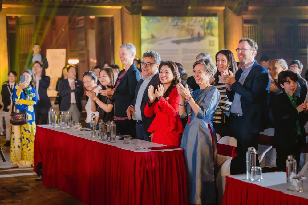 波兰驻越南大使乔安娜·斯科切克身穿越南长衫参与一场文化活动。