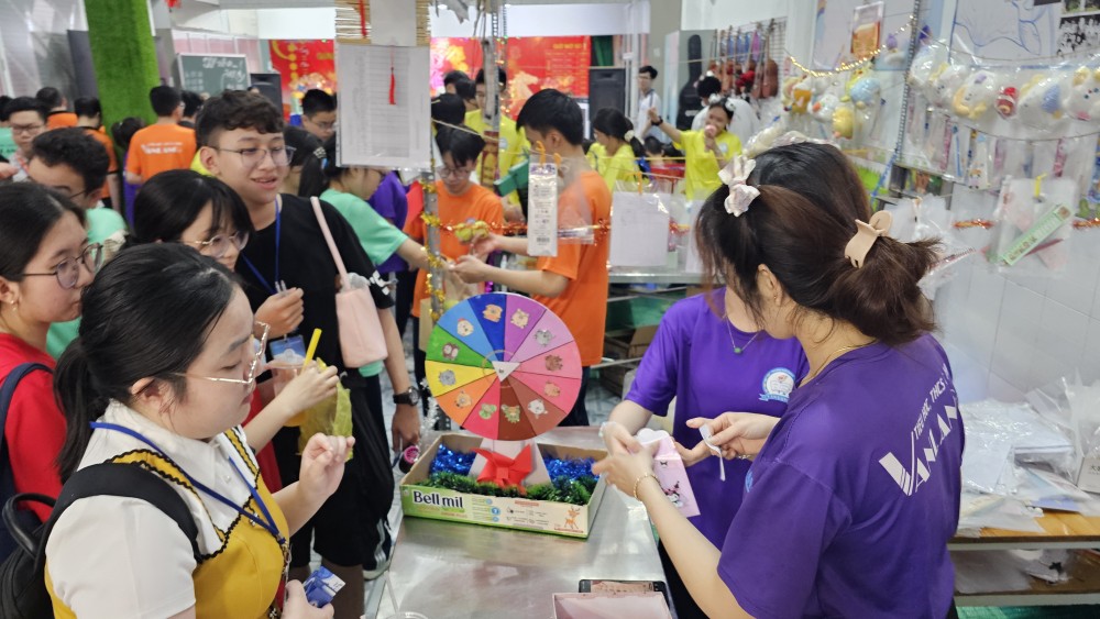 学生参加游戏。