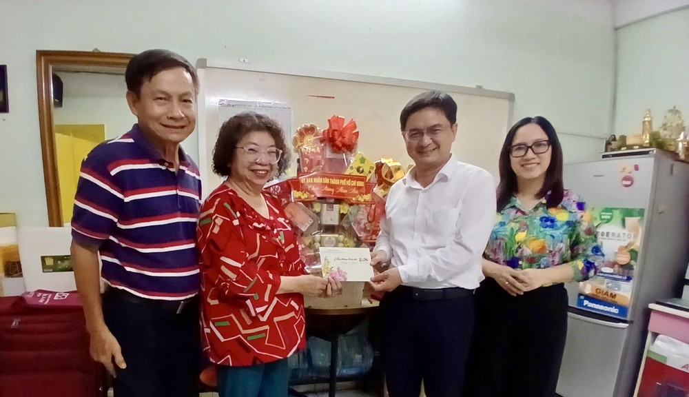 党中央委员会候补委员、市委常务处委员、市人委会副主席阮孟强探访了市各民族文学艺术协会常值副主席张四妹。