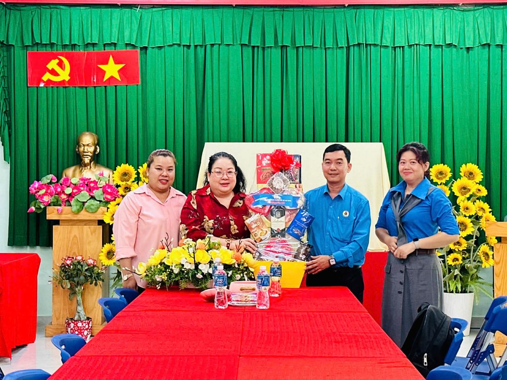 堤岸坊探访市华语成人教育中心。