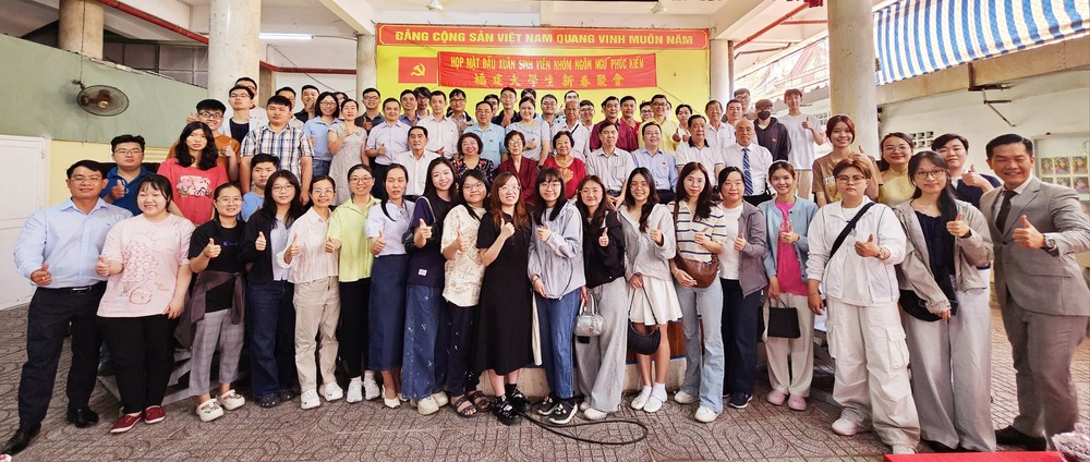 各位代表与大学生们亲切交流并合影留念。