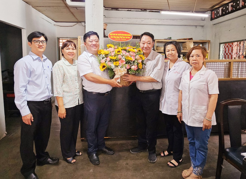 鸣凤坊领导代表团祝贺茶山庆云南院赠医所。