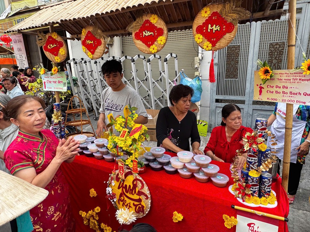 每年元宵节摆满各种华人甜品。