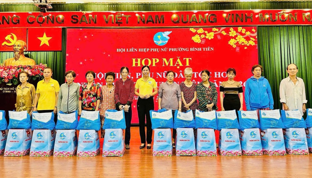 平仙坊妇女会向30名华人妇女会员赠送礼物。