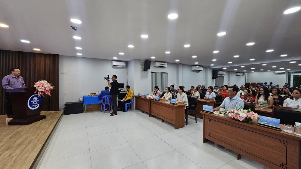 市民族与宗教事务厅办公室主任陈志伟负责报告有关选举法律。