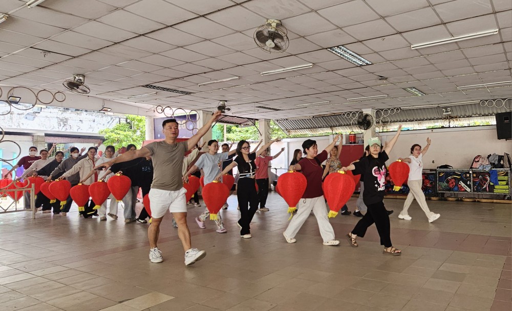 各华文中心跟着安东坊负责舞蹈老师练习。