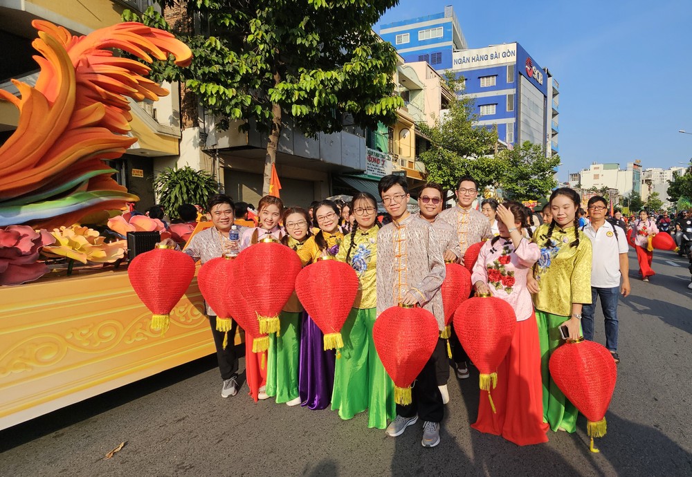 各华文中心参加元宵节游行活动。