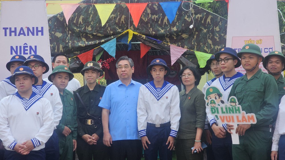 市越南祖国阵线委员会主席阮福禄出席堤岸坊从军露营活动。