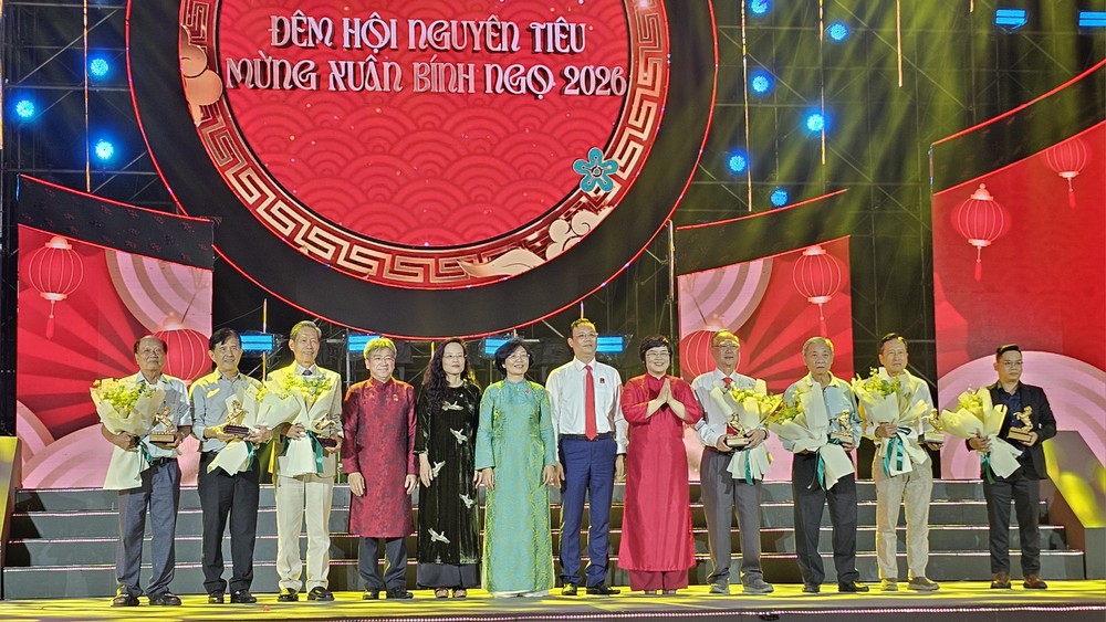 组委会赠送鲜花感谢各华人会馆企业赞助单位。