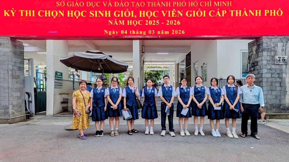 当天上午6时半，文朗学校的老师亲自送学生到考场。