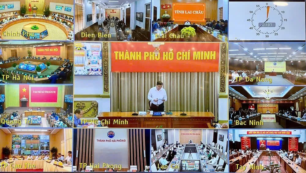  胡志明市领导在2月份政府例行会议上作报告，该会议以线上形式与各地方政府连线举行。