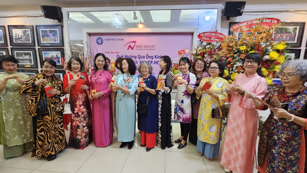 “家乡通过女摄影家镜头”第十三届摄影展开幕。