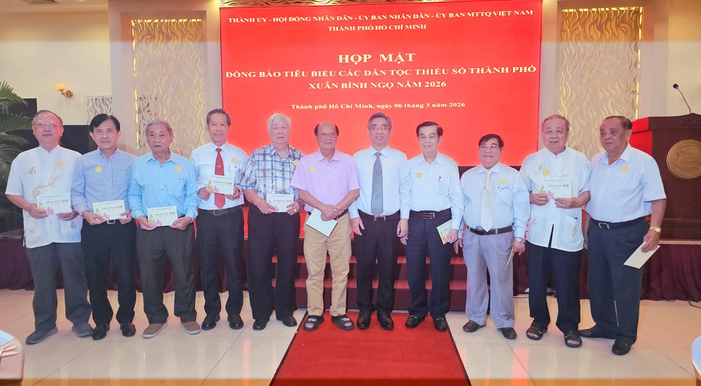 市越南祖国阵线委员会主席阮福禄与各华人会馆合照。