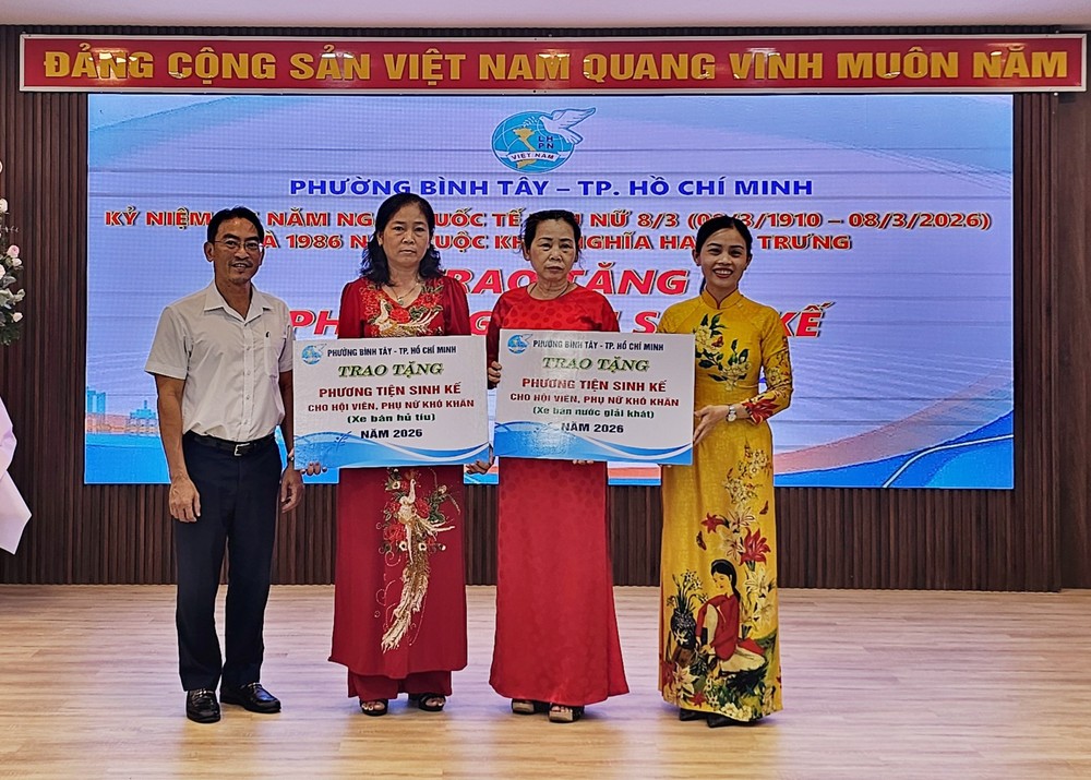 平西坊向贫困华人妇女及贫困会员赠送谋生工具。