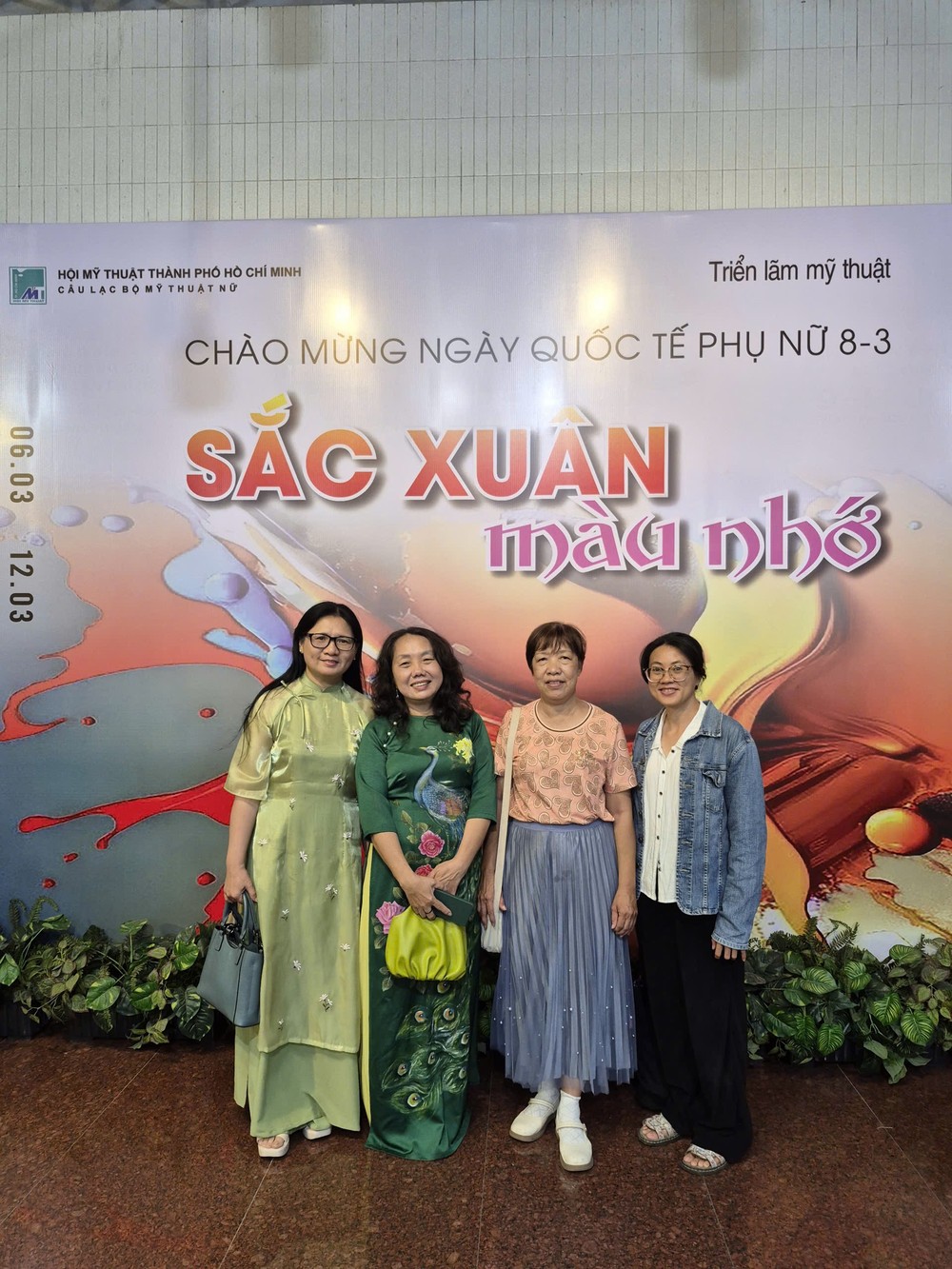 华人画家参加画展开幕。