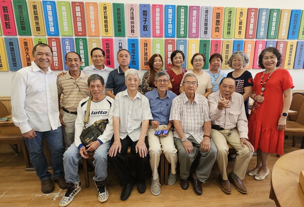 华人摄影分会新春合照，展开新一年计划。