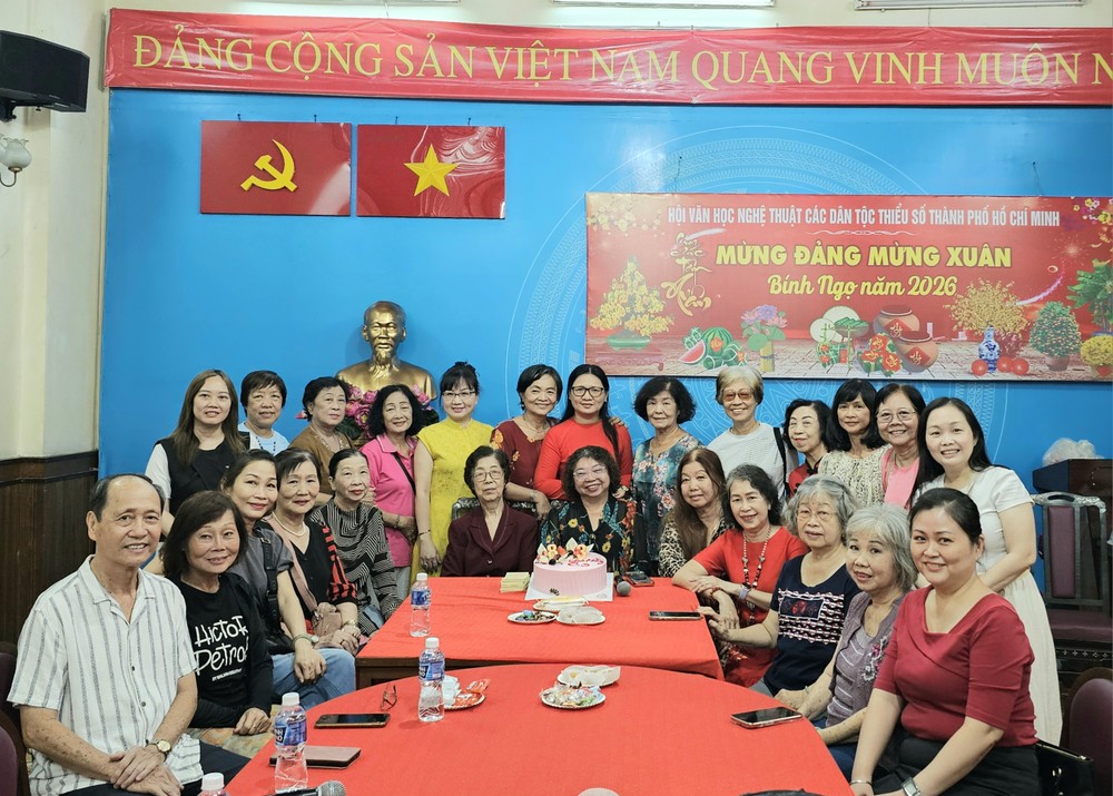 市各民族文学艺术协会举行民族模范妇女聚会。