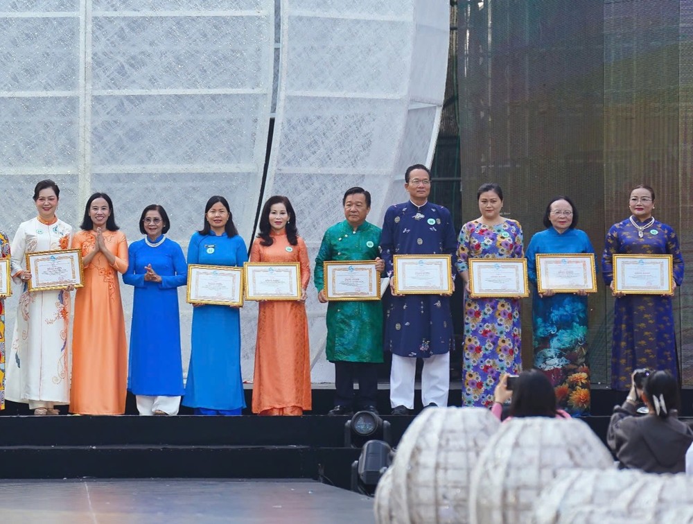 温陵会馆常值副理事长吴丽株（右三）代表会馆上台领奖。