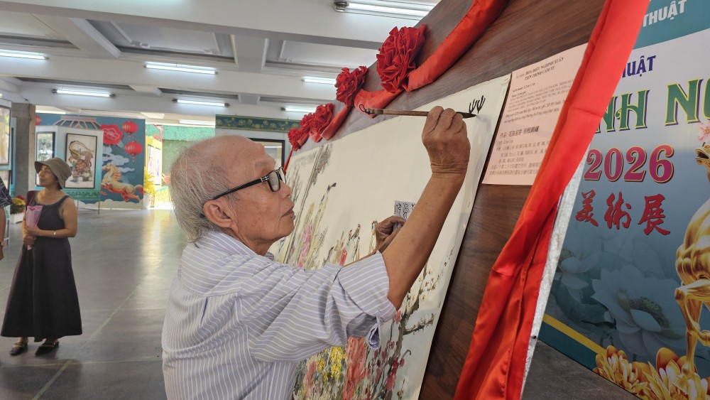 人民艺人、书画家张路在为元宵节画作题字。