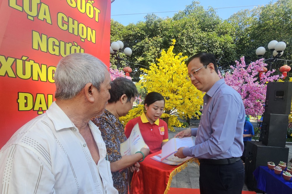 左关坊党委书记高山安向华人贫困户移交生活辅助经费。