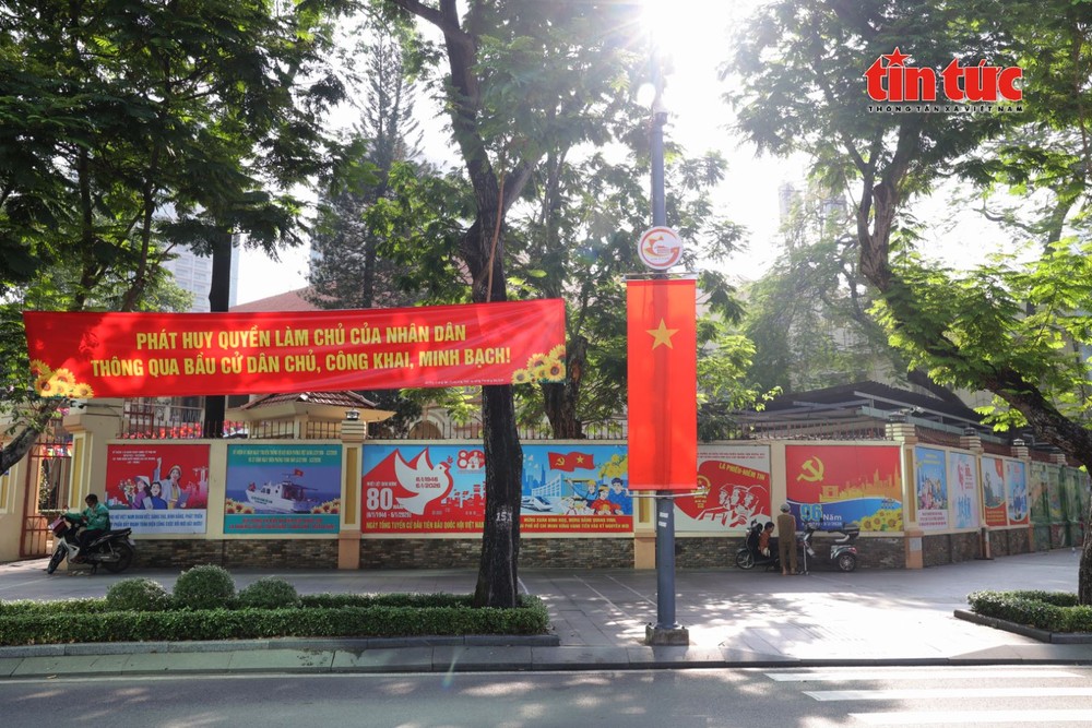  选举日前夕，街道张灯结彩，处处悬挂彩旗与横幅。