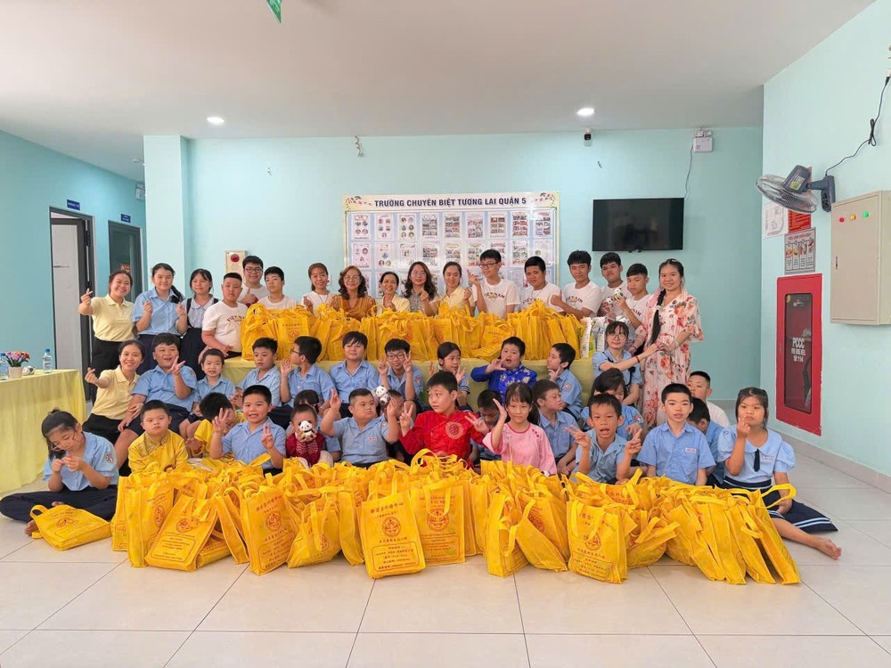 新慈念外语中心关怀残疾学生。