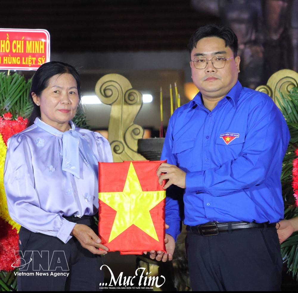 共青团胡志明市市委书记、胡志明市越南青年联合会主席吴明海向烈士家属移交烈士遗像。