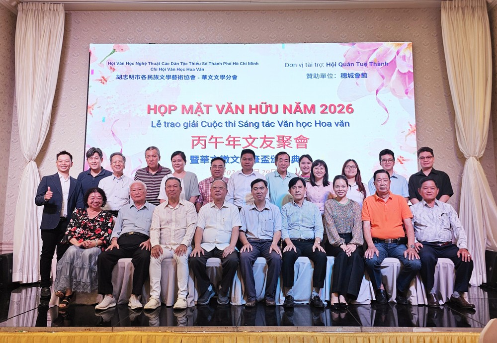 各位领导和嘉宾与文友、大中学生留影。