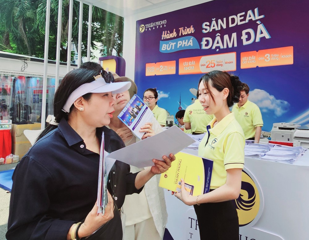 由华人陈侨汉主理的顺捷旅行社向客户推介新产品。