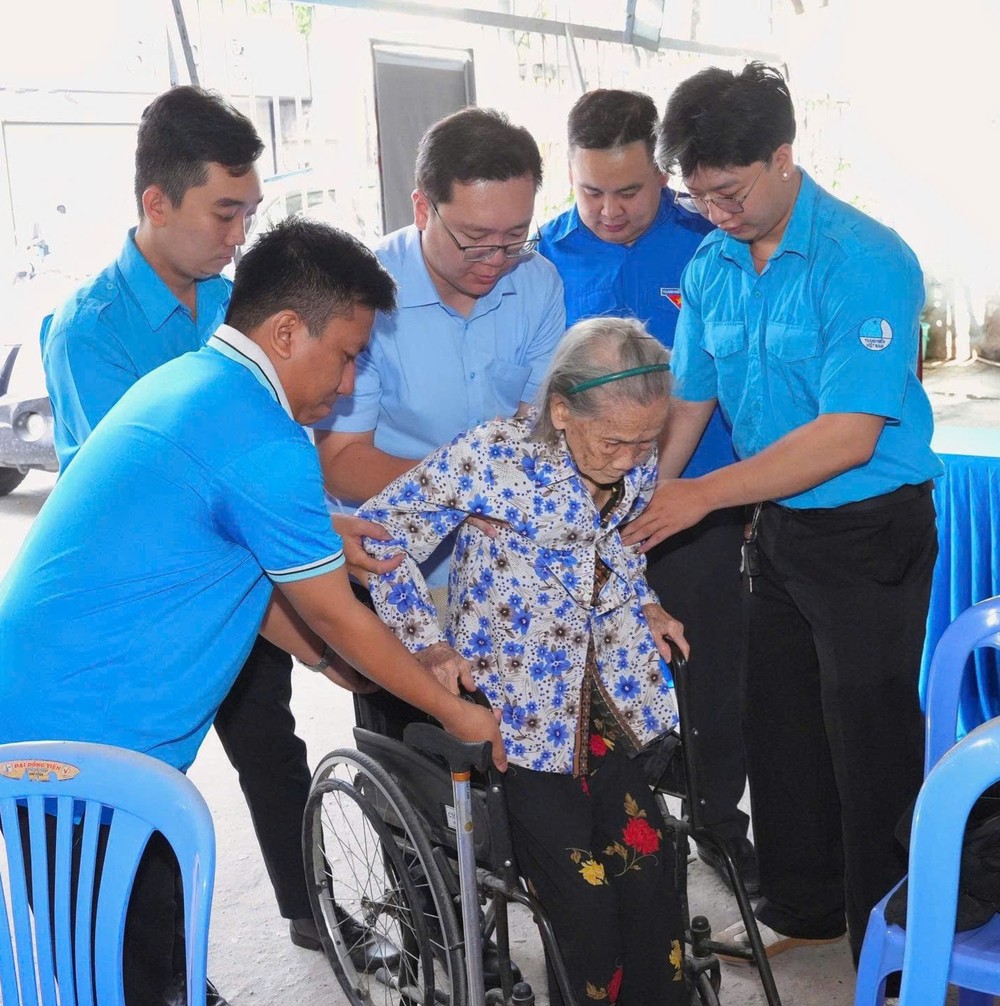 坊领导帮助贫困残疾老人进医院诊断。