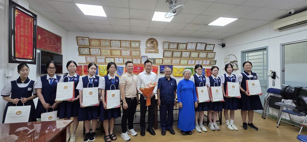 市华文教育辅助会奖励文朗学校优秀生。