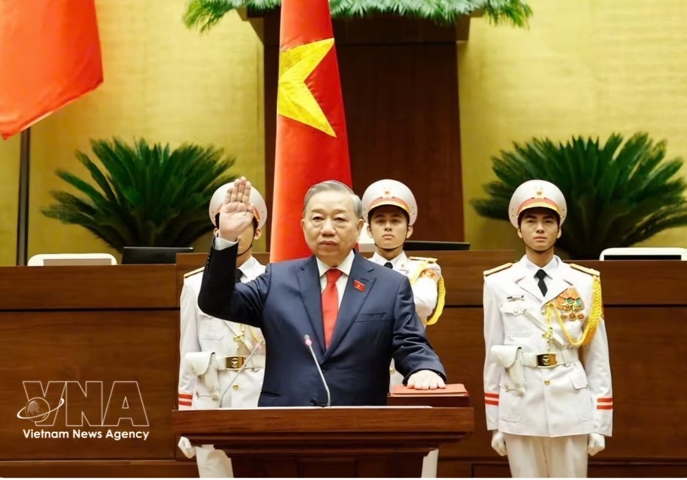 越南国家主席苏林宣誓就职。