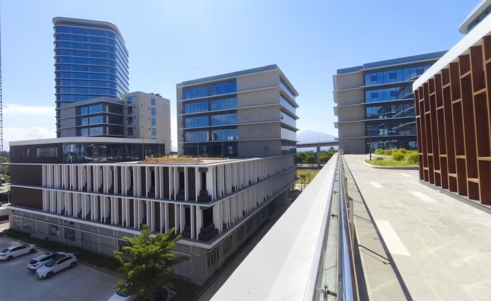 岘港市第二软件园设计现代，适合信息技术、创新创意领域的企业入驻。