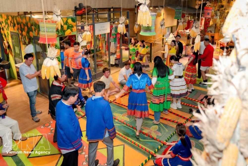 游客参加胡志明市文化艺术活动。