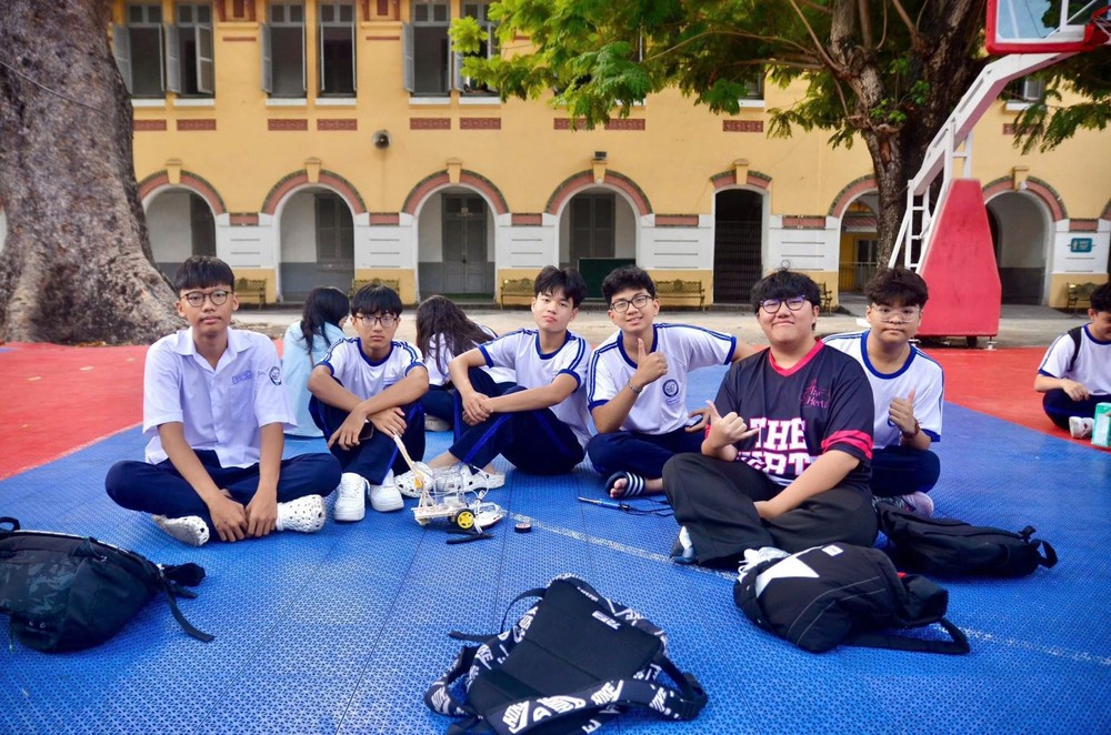  Marie Curie 学校学生在户外课外活动时间。 