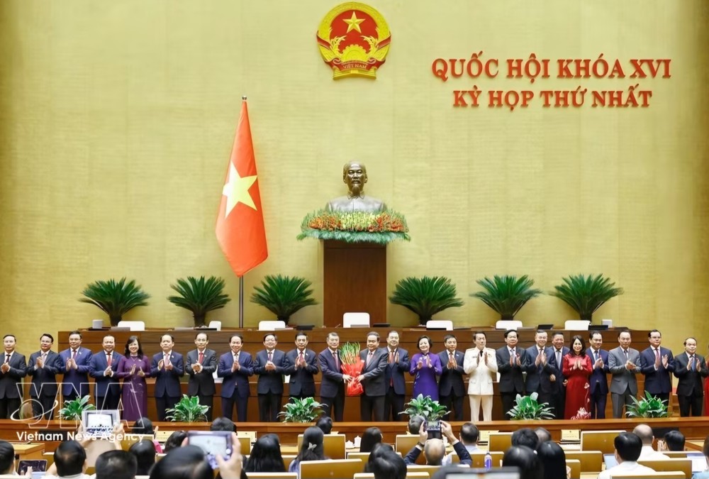 国会主席陈青敏向新一届政府成员赠送鲜花表示祝贺。