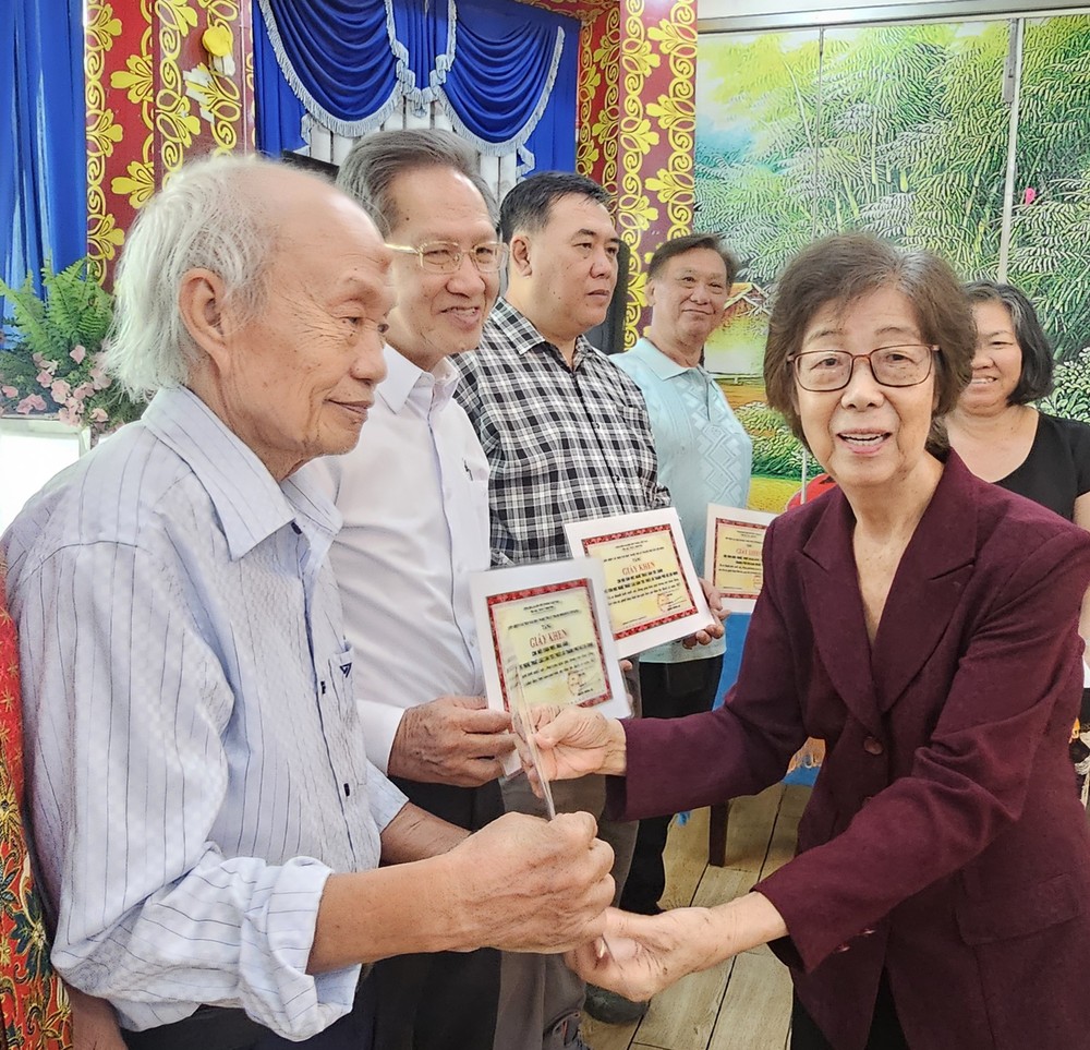 市各民族文学艺术协会原主席刘金华向人民艺人张路颁发奖项。