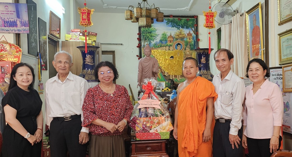 值高棉族同胞傳統新年，市各民族文學藝術協會探访各高棉族寺廟。