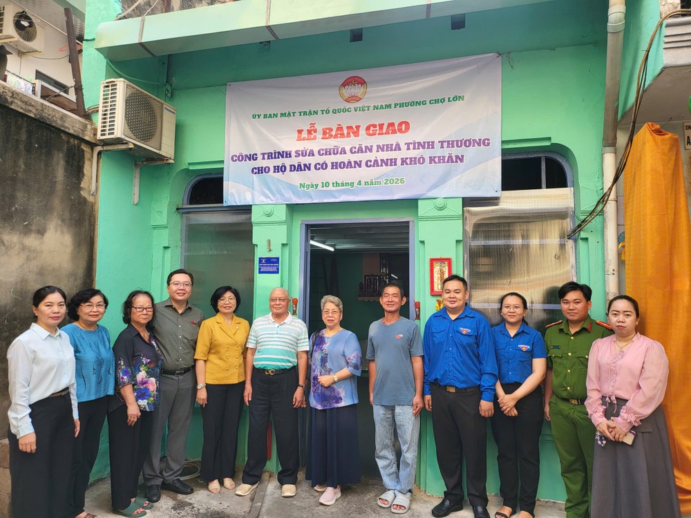 华人企业吕永雄（左六）赞助华人贫困户修建房屋。