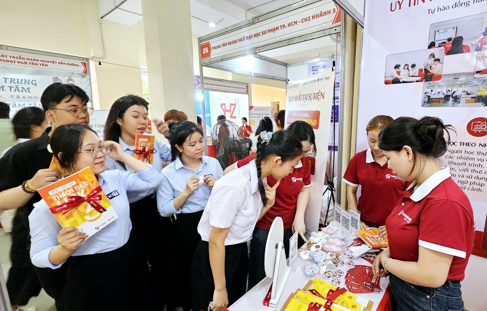 2026年人才招聘会吸引广大学生前来参观及应征。