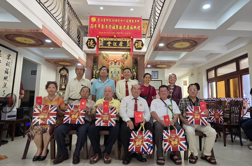 何氏宗祠理监事会向70岁以上的长辈宗亲敬赠红包和賀禮。