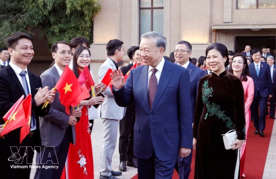 党中央总书记、国家主席苏林和夫人吴芳璃及越南高级代表团走访越南驻中国大使馆。