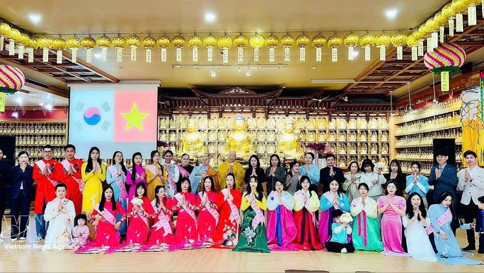 代表们和越侨佛子合影。